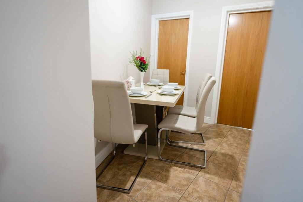 New Street Corner Apartment